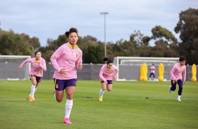 开云移动客户端-王霜与女足会合立马投入训练 首场热身0比3败巴西