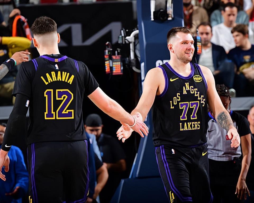 开云移动客户端-前两分钟拿下6分，结果湖人锋线新星在后面的46分钟只得到了1分？