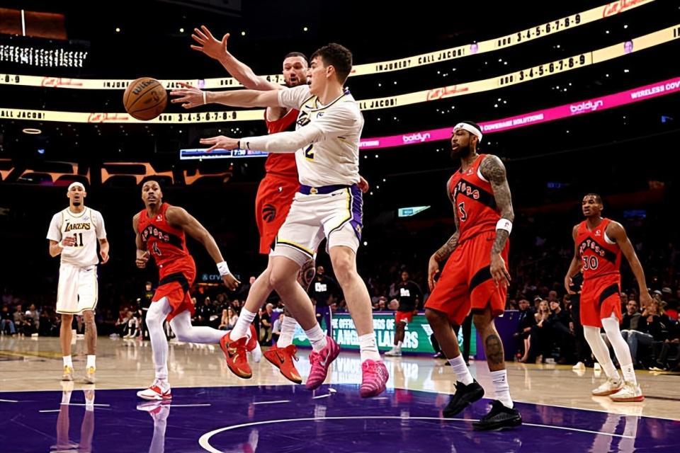 开云移动客户端-前两分钟拿下6分，结果湖人锋线新星在后面的46分钟只得到了1分？